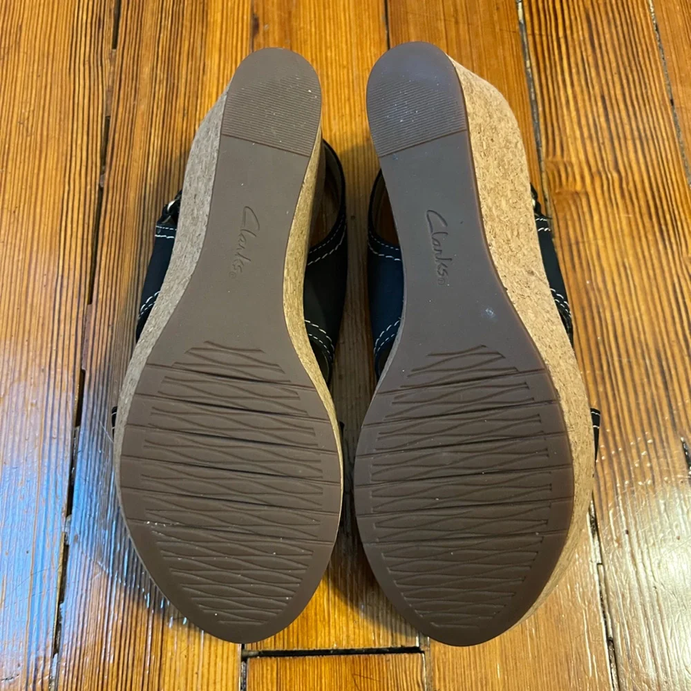 Clarks Artisan Caslynn suede Cross Strap Cork Wedge Black Sandals Women's Size 9